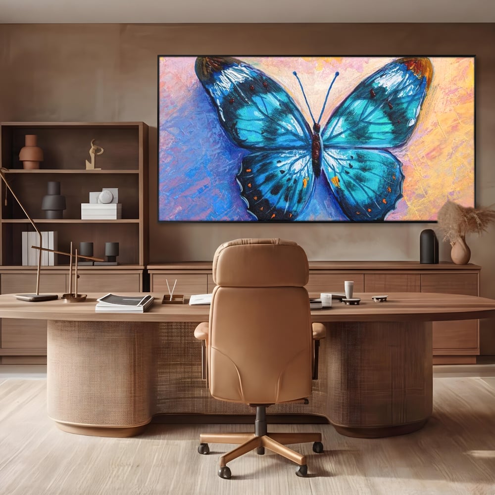 Tablou canvas cu tablou canvas cu fluture albastru, in rama de aluminiu negru, pe perete intr-un birou